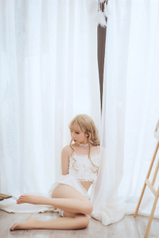 年轻夫妻把小孩哄睡后开监控
